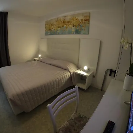 Euro Meuble ホテル グラード