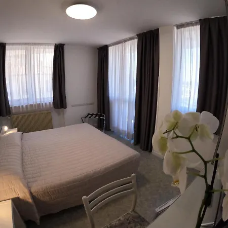 Euro Meuble מלון 2*